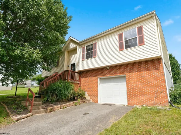 32 Woodside Ln, Bridgeport, WV 26330