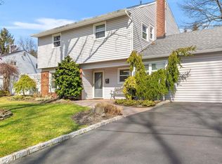 5 Fairview Ln, Huntington Station, NY 11746