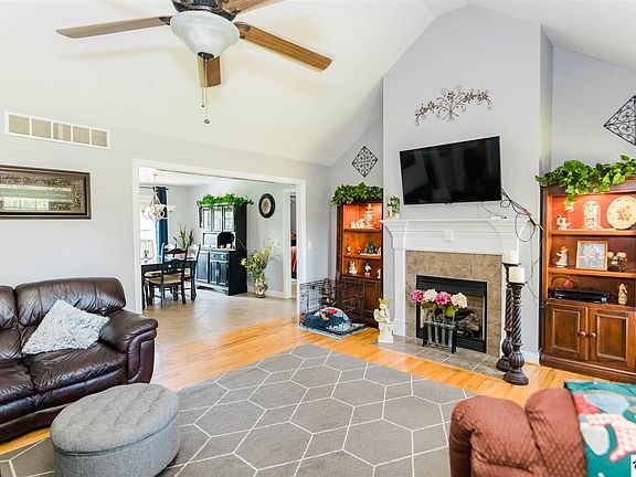 2nd image of 93 Deforest Ct