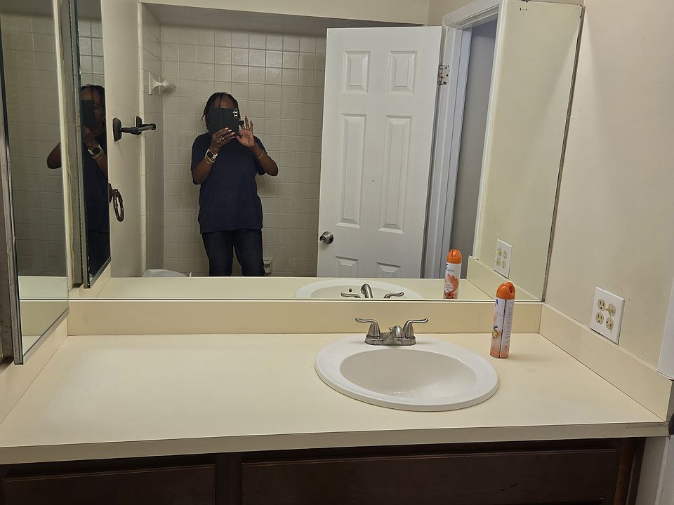 1st image of 354 NE Floresta Dr