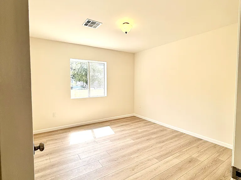 14606 Gilmore St #3 — Photo 7