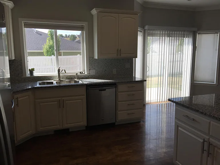 215 SW Sanna Ct — Photo 8