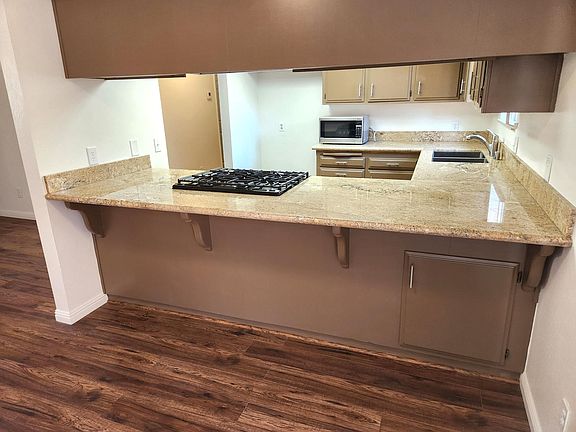 5th image of 404 24th St APT B