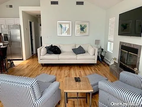 3 bed, 3.0 bath, 1800 sqft, $3,500 — Photo 3