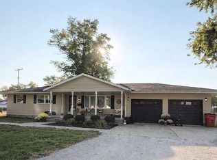 319 N Cedar St, Windsor, IL 61957