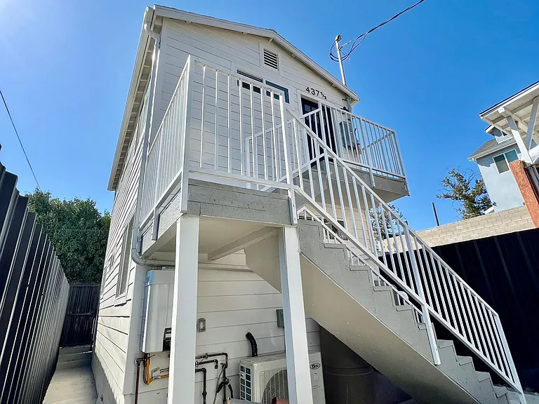437 1/2 N Mountain View Ave — Photo 16