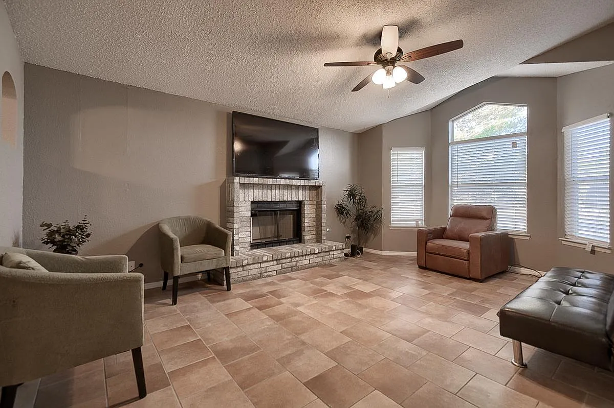 3 bed, 1239 sqft, $1,575 — Photo 3