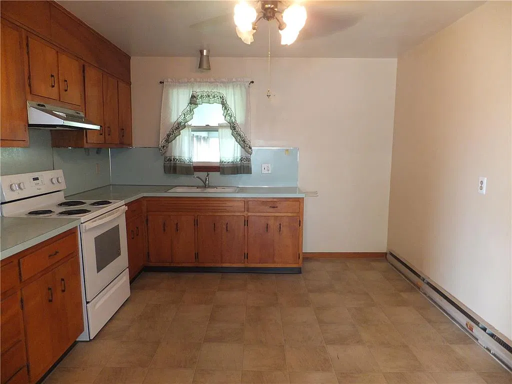 3 bed, 1.0 bath, 1293 sqft, $2,300 — Photo 3