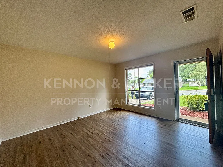 8001 Twin Chapel Dr — Photo 2
