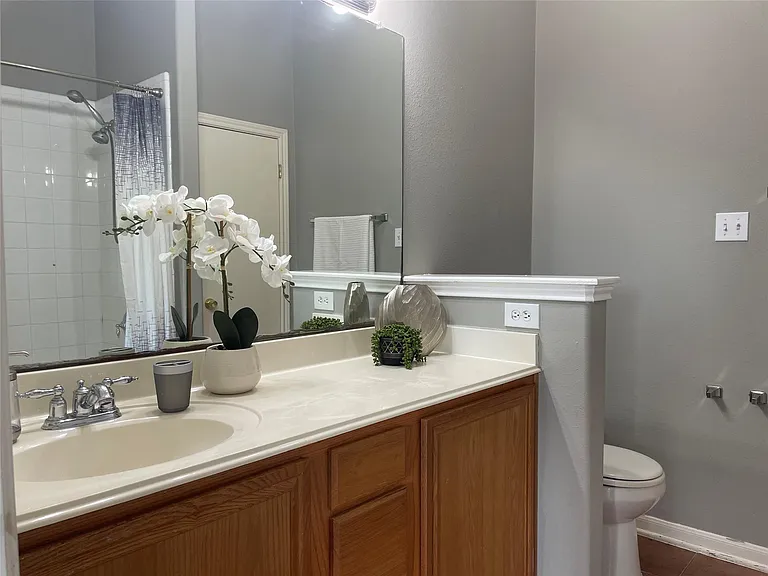 811 Forest Hillside Ln — Photo 16