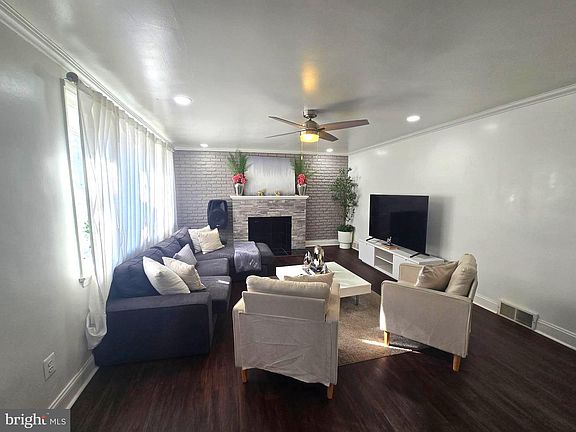 3rd image of 1303 Manor Rd