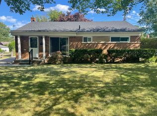2 Shiawassee Cir, Mount Clemens, MI