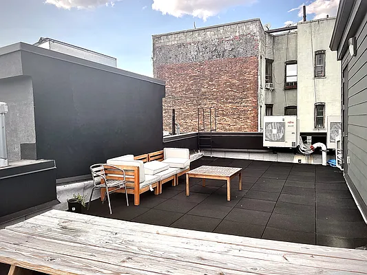 Rented by Level Group | media 10