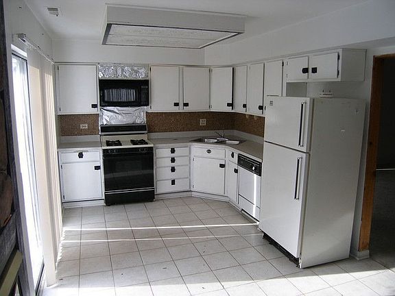 4th image of 1651 E Rainbow Bay Ln