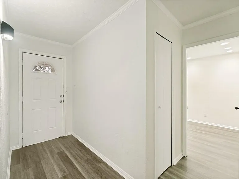 905 Hawthorne Dr — Photo 2