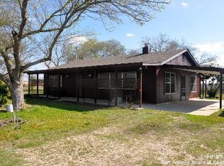 390 W County Road 5719, Devine, TX 78016