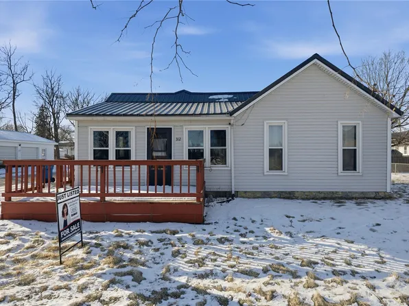 312 S Main St, Monticello, IA 52310