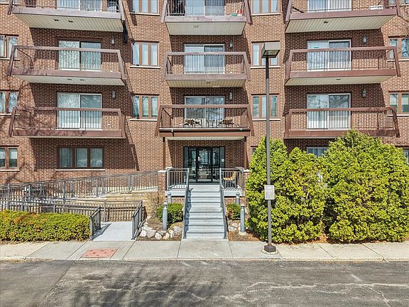 2nd image of 300 E Dundee Rd APT 310