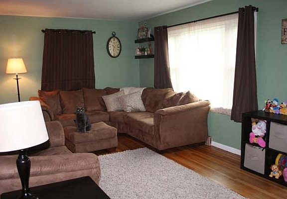 2nd image of 827 Earl Dr