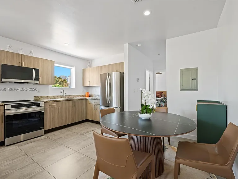 165 NW 39th St #8 — Photo 8
