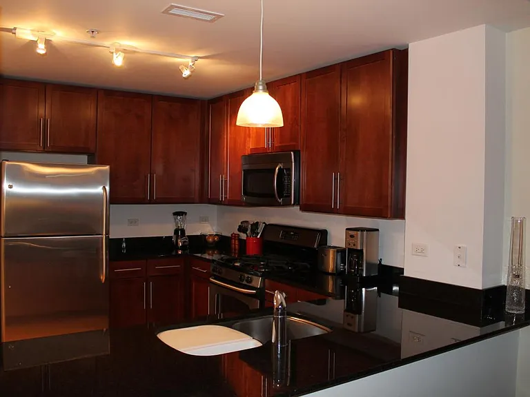 845 N Kingsbury St — Photo 9