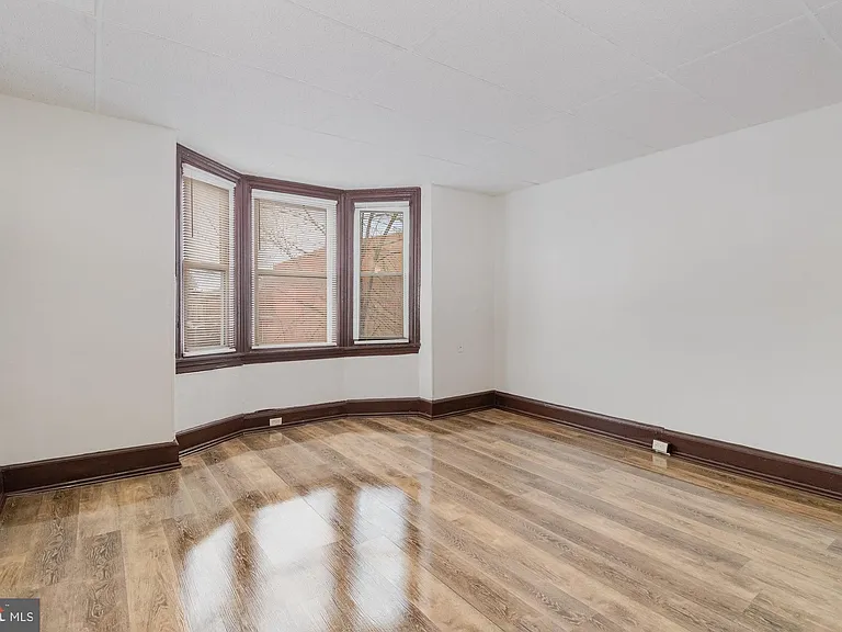 1353 Howard St — Photo 4