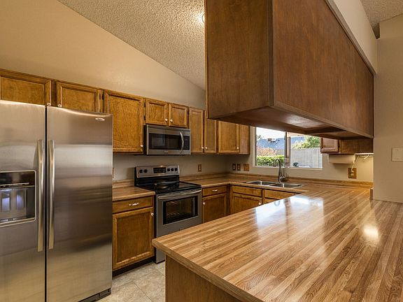 Stunning Gourmet Kitchen