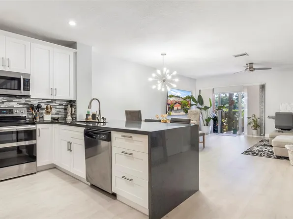 964 NW 100th Avenue, Pembroke Pines, FL 33024