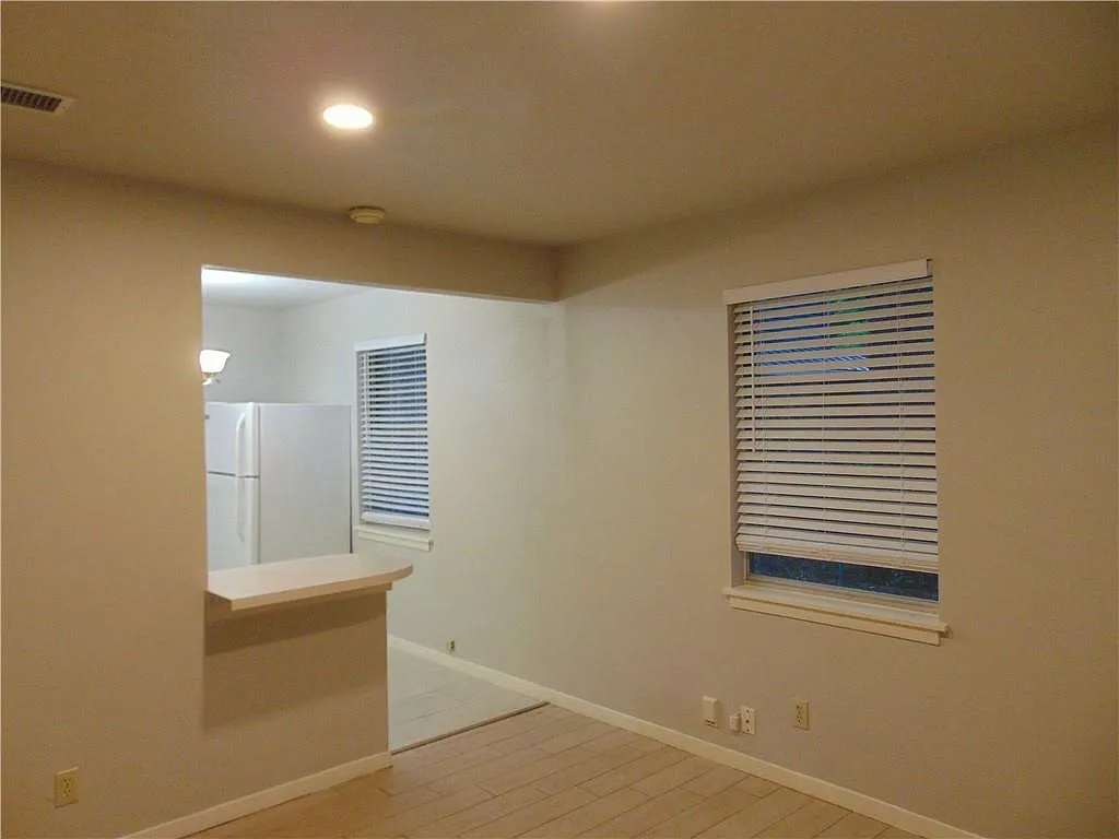 1 bed, 1.0 bath, 2003 sqft, $1,695 — Photo 4