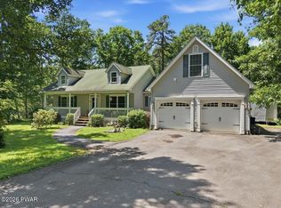 804 Waxwing Ct, Lords Valley, PA 18428