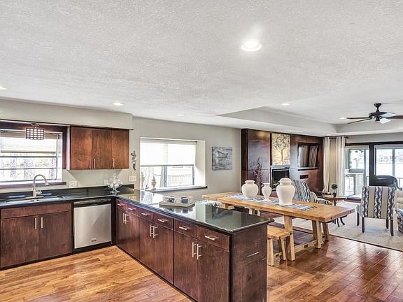 4th image of 1601 Tanglewood Dr E