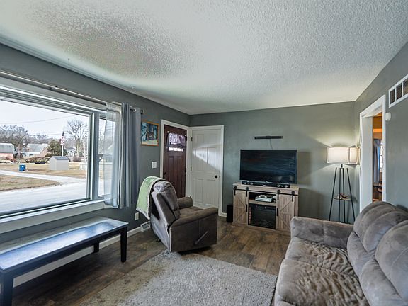 4th image of 107 Hacker St