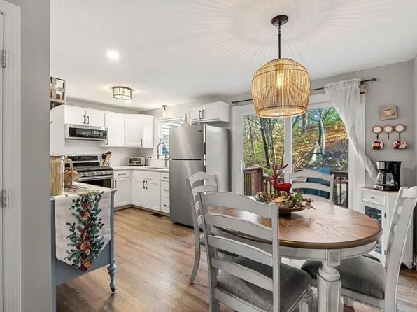 33 Merrimack Meadows Ln, Tewksbury, MA 01876