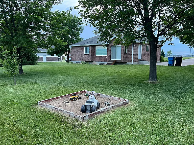 160 W 200 N — Photo 2