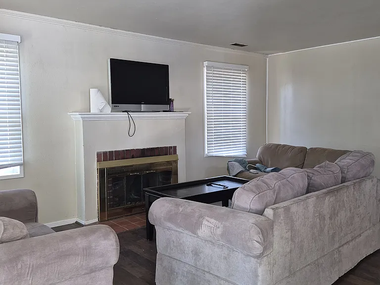 2045 Indiana St — Photo 11