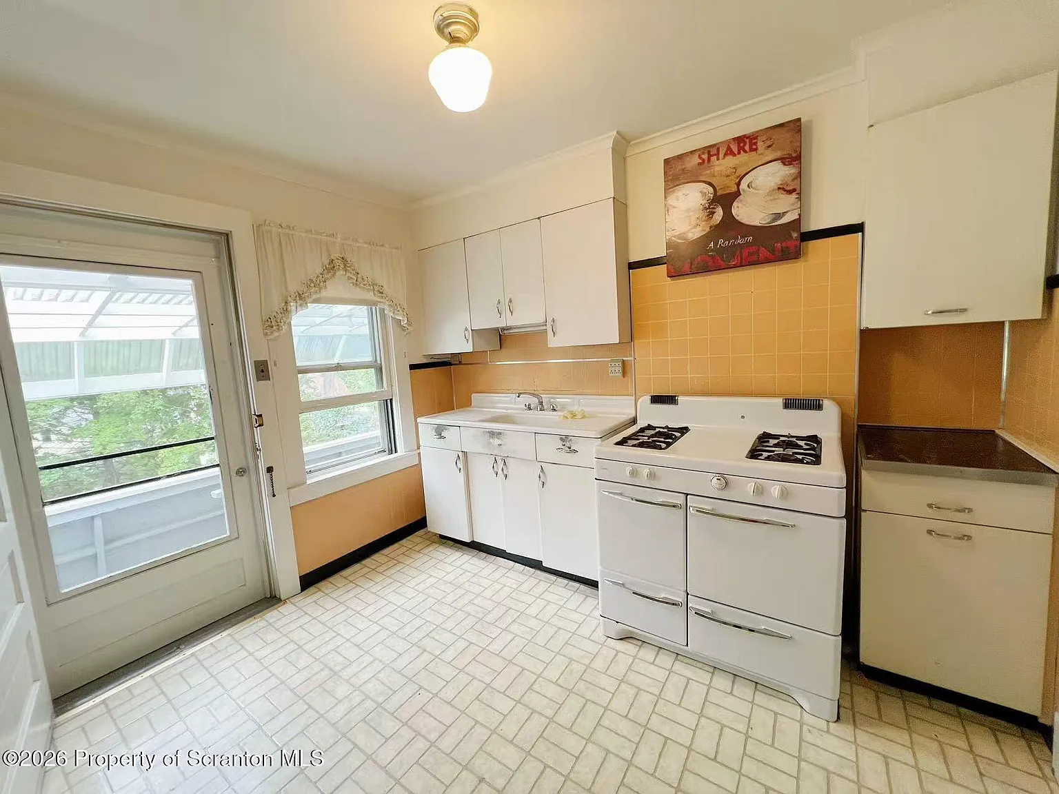 1 bed, 1.0 bath, 760 sqft, $950 — Photo 2