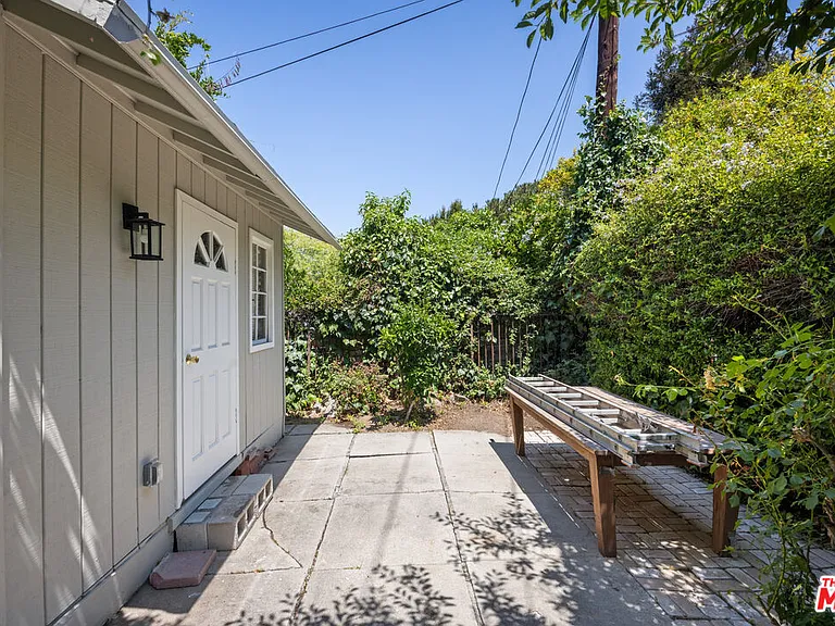 2411 Saint George St — Photo 25