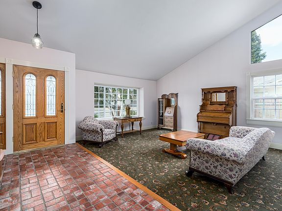4th image of 142 Spindlewood Ave