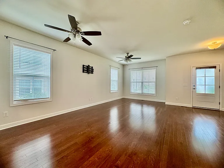 325 John Adams Dr — Photo 14