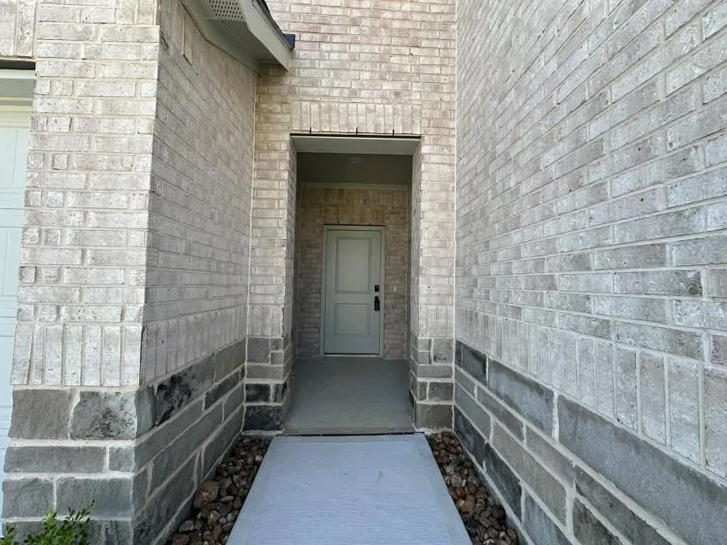 4 bed, 3.0 bath, 2173 sqft, $2,600 — Photo 2