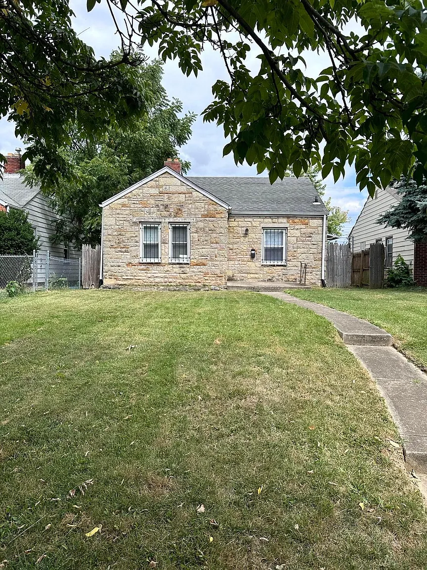 664 Whitethorne Ave photo 1