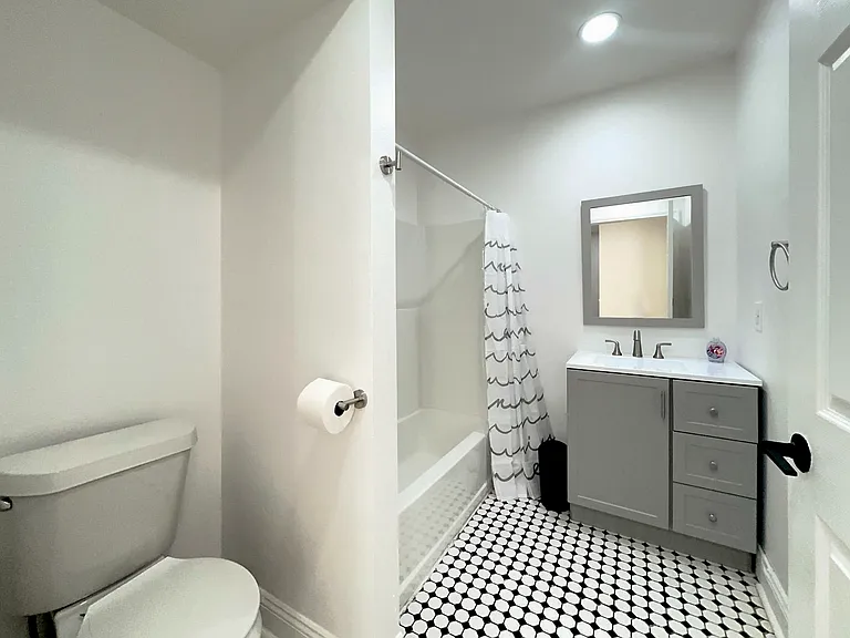 Upstairs Common Bathroom