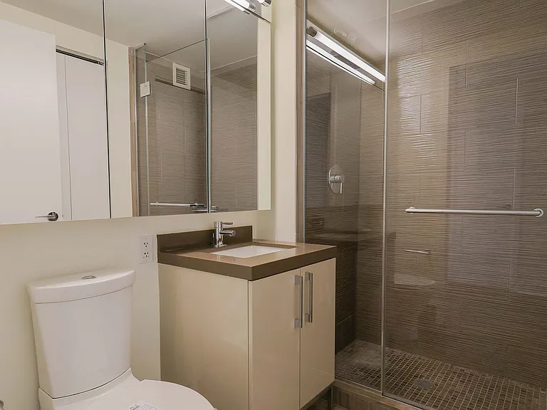 450 W 42nd St — Photo 50