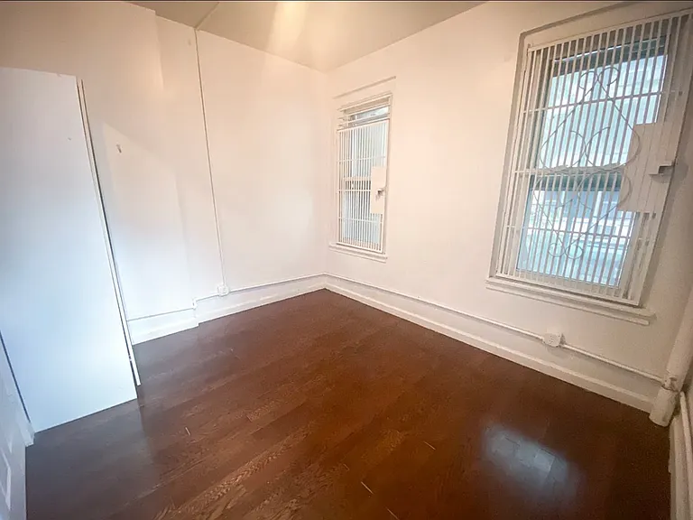 233 E 14th St #2 — Photo 10