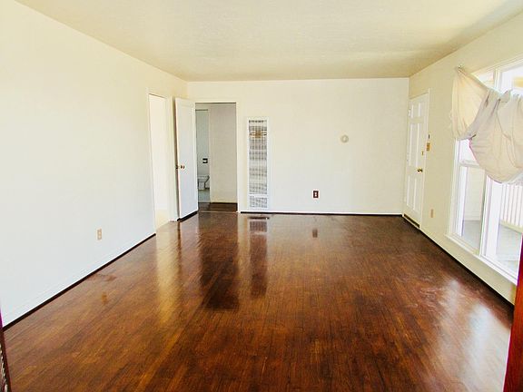 3rd image of 488 Brockman Dr