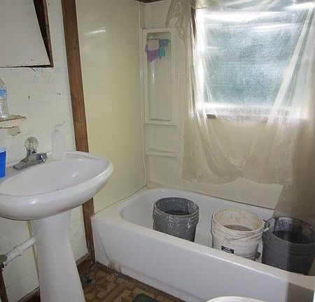 5th image of 3020 Lee Ave