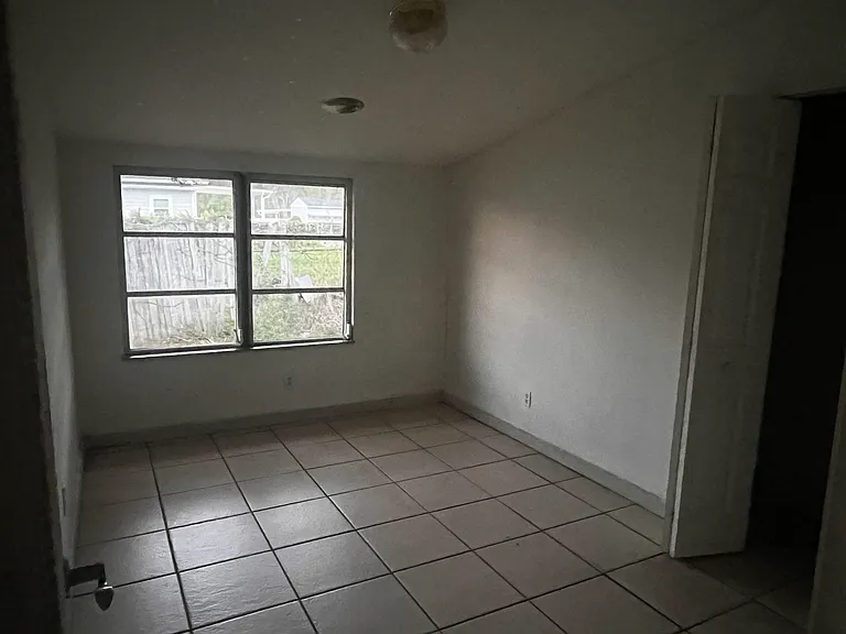 2735 Lucille St — Photo 6