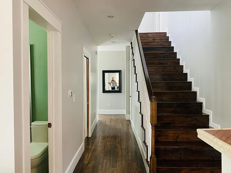 730 W Howe St — Photo 8