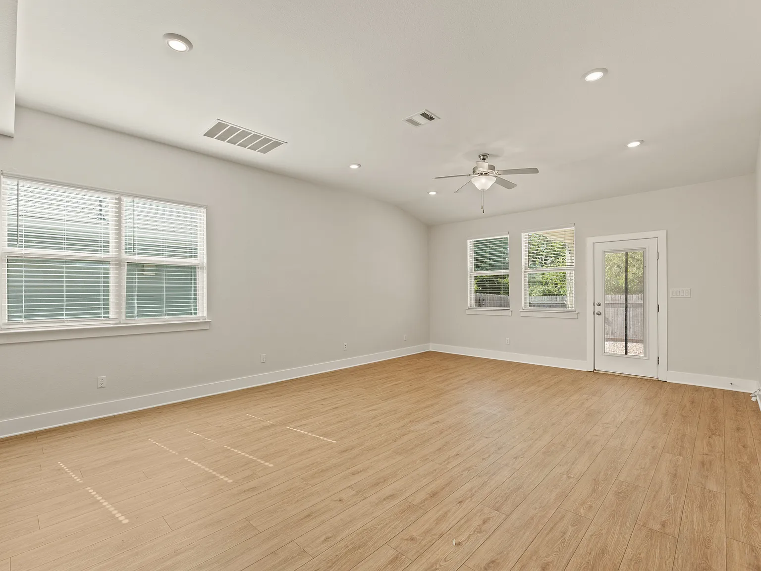 4 bed, 2.5 bath, 2935 sqft, $2,600 — Photo 4