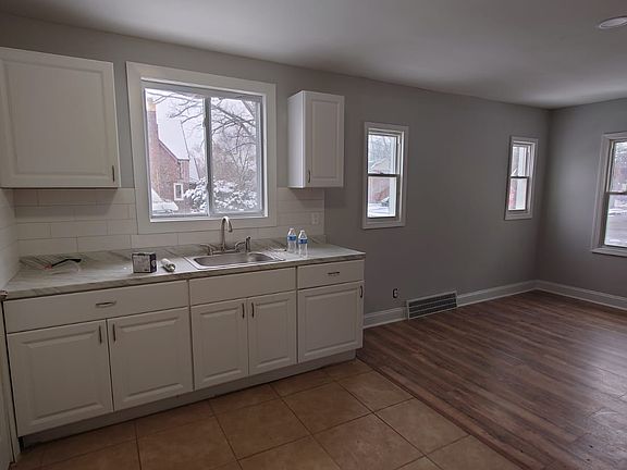 4th image of 15800 Murray Hill St